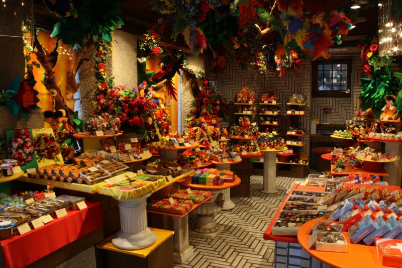 vitrine-MENTON-min_candy_store_chocolate_shop_chocolate_switzerland-393515