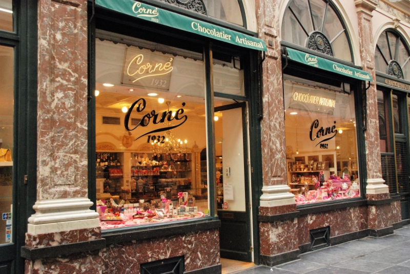 vitrine-MENTON-min_chocolate_chocolaterie_shop_luxury_chic_gallery_brussels_belgium-558146