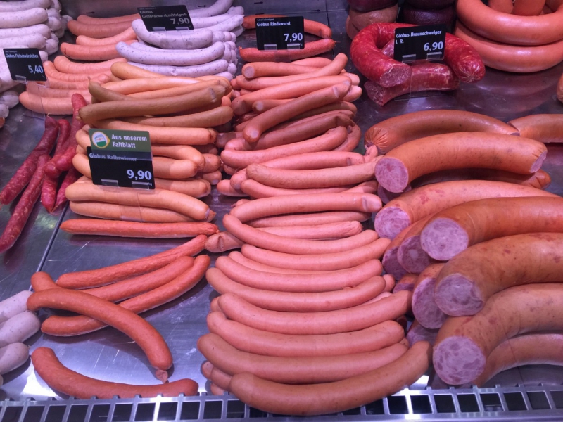 vitrine-MENTON-min_sausages_meat_butchery-1069321